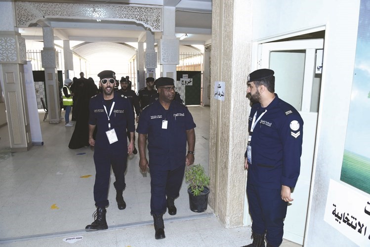 العميد عبدالله سفاح خلال مروره على احدى اللجان الانتخابية ﻿