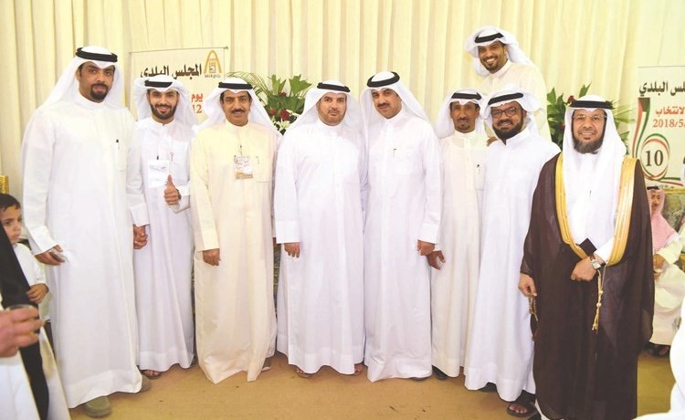 النائب حمدان العازمي متوسطا حمدي العازمي وعددا من المهنئين ﻿
