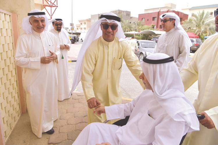 أحمد لاري وترحيب بأحد كبار السن﻿