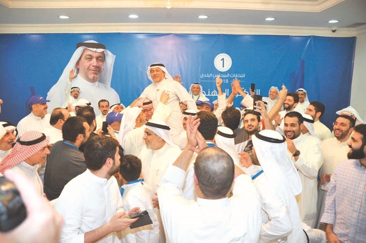 فرحة د. حسن كمال بالفوز ﻿