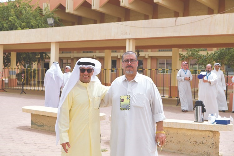 الزميل جاسم كمال مستقبلا الناخبين﻿