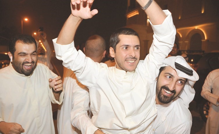 حمد المدلج يحتفل بالفوز وسط أنصاره﻿