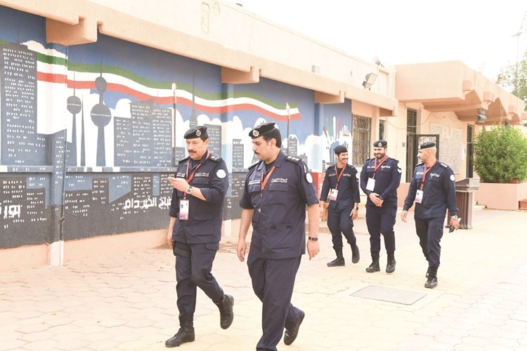 اللواء عابدين عابدين متابعا التواجد الأمني في مراكز الاقتراع﻿