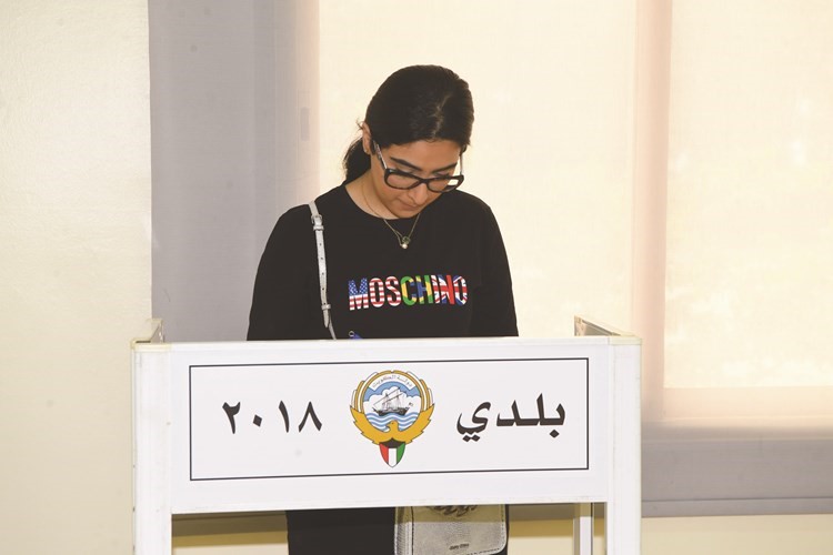 ناخبة تدلي بصوتها﻿