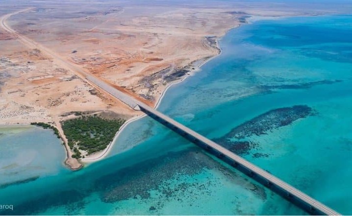 شاهد.. أول جسر بحري في السعودية يستهوي العدسات بين فرسان الكبرى والصغرى