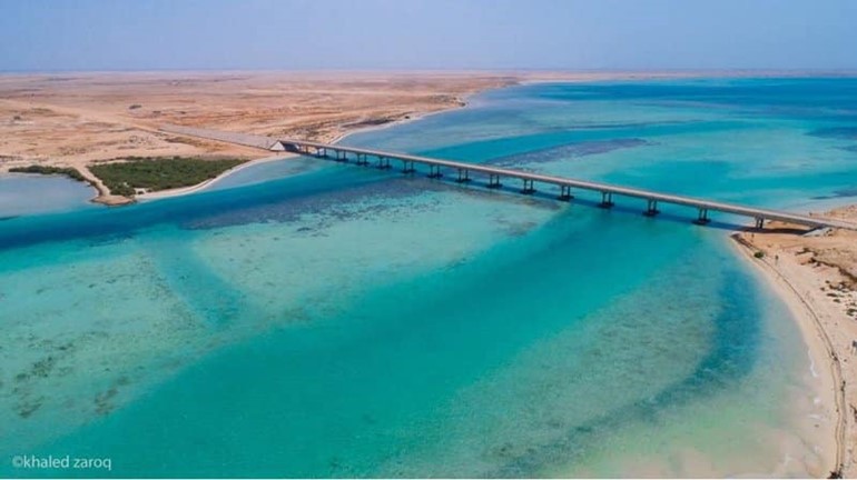 شاهد.. أول جسر بحري في السعودية يستهوي العدسات بين فرسان الكبرى والصغرى