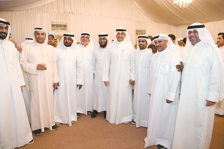 النائب محمد المطير وعدد من الحضور يهنئون عبدالله المحري لفوزه في الدائرة الثانية﻿