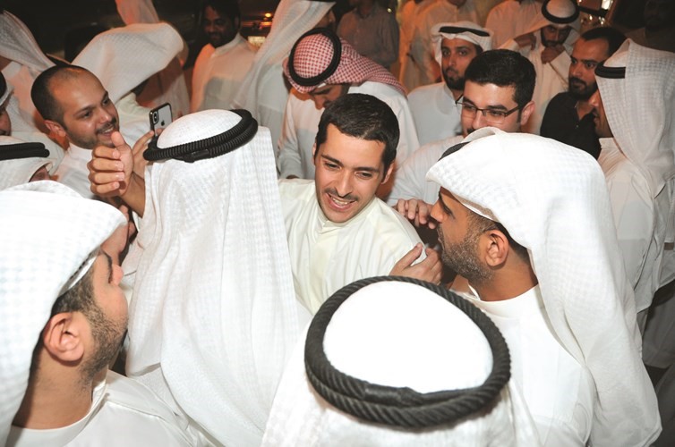 حمد المدلج متوسطا مؤيديه عقب الفوز﻿