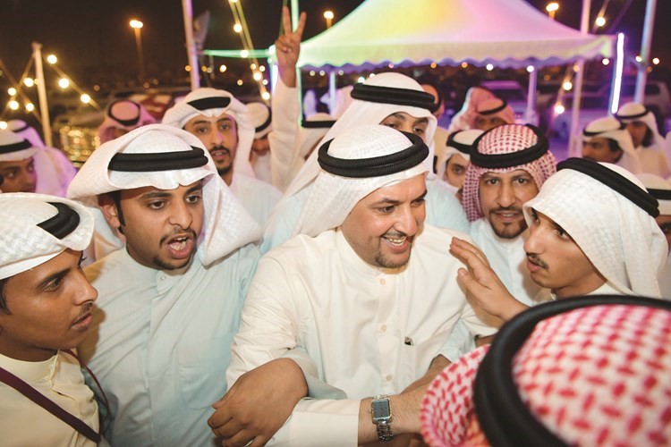 فهيد المويزري يتلقى التهاني﻿