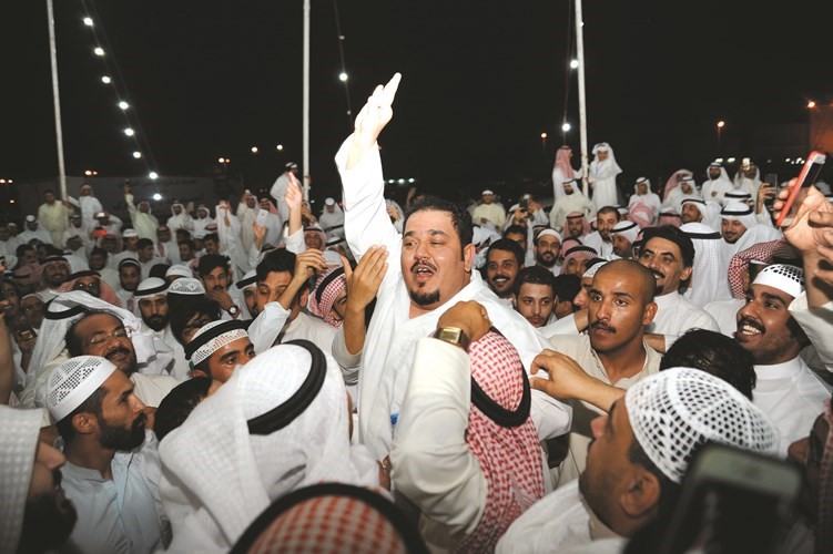 أحمد العنزي مرفوعا فوق أعناق محبيه﻿