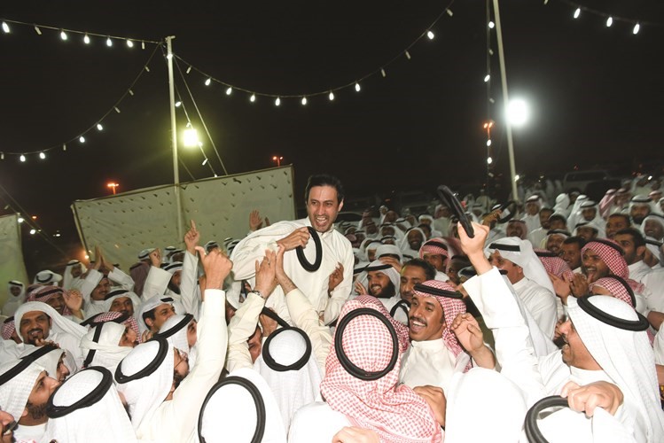 علي العازمي فرحا بمقعد الدائرة التاسعة﻿