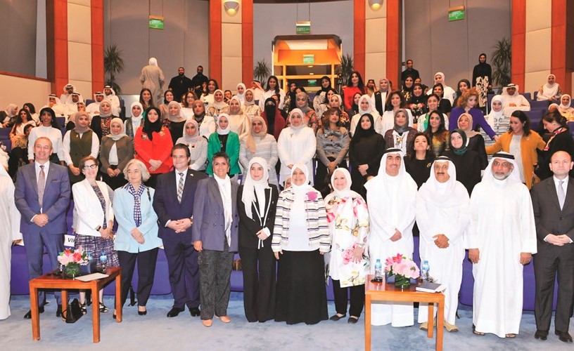صفاء الهاشم وهند الصبيح ود.جنان بوشهري ود.خالد مهدي ود.حسين الأنصاري ود.طارق الشيخ والسفيران الفرنسي والبريطاني في مقدمة الحضور﻿