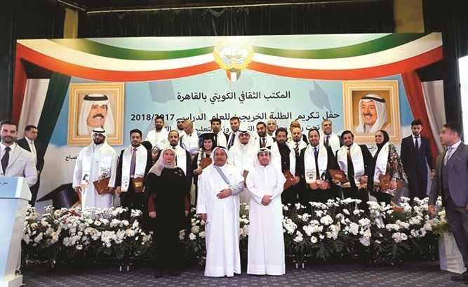 السفير محمد الذويخ وفاطمة السنان مع الطلبة المكرمين في حفل المكتب الثقافي بالقاهرة﻿