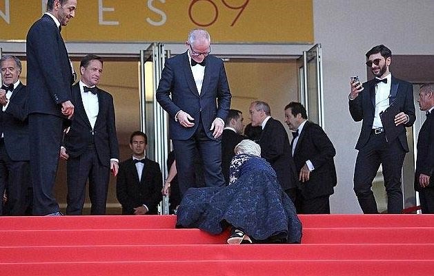 شاهد.. هيلين مارين تتعثر وتقع على وجهها في مهرجان كان 2018