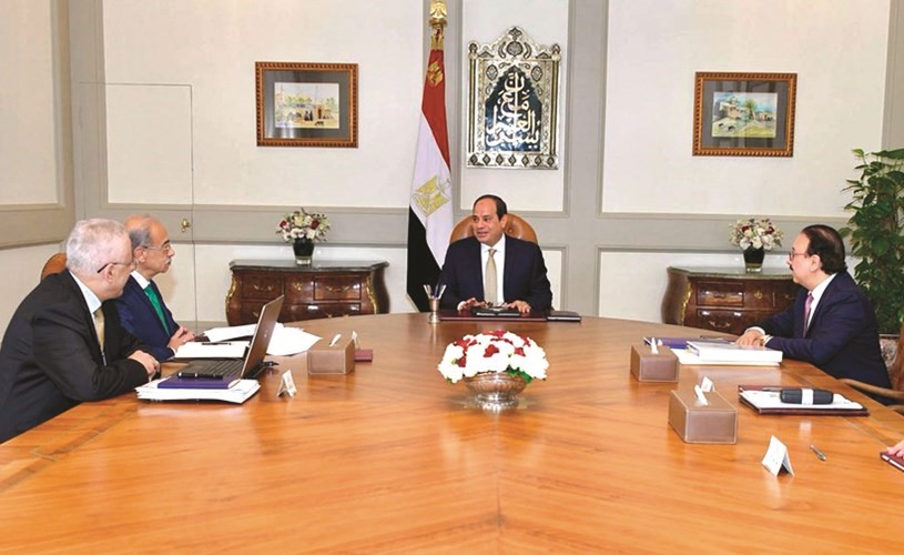 جانب من اجتماع الرئيس عبدالفتاح السيسي مع شريف إسماعيل رئيس الحكومة وياسر القاضي وزير الاتصالات وطارق شوقي وزير التربية والتعليم واللواء عاصم عبد المحسن مساعد رئيس أركان حرب القوات المسلحة امس الأول﻿