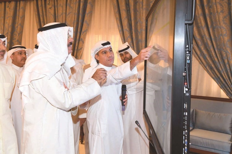 الشيخ احمد النواف يستمع لشرح حول تطوير المحطات﻿