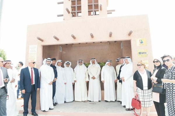 الشيخ احمد النواف وم. احمد الحصان ووليد الخشتي وأنس ميرزا وجابر المهنا خلال افتتاح محطة الانتظار  				             (محمد هاشم)