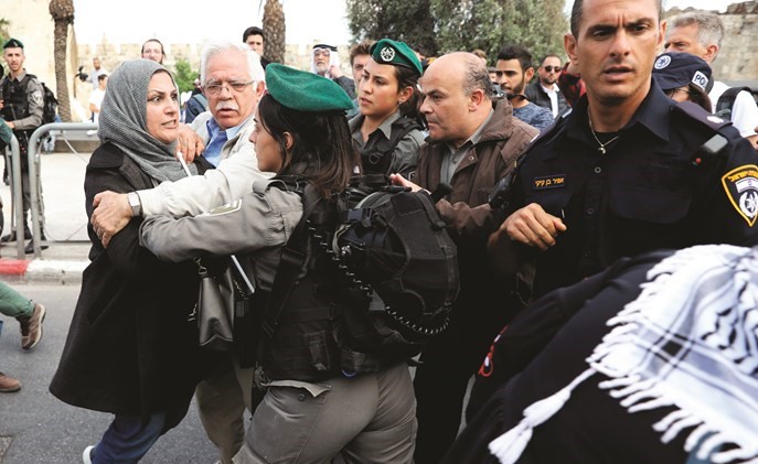 قوات أمن الاحتلال تشتبك مع امرأة فلسطينية أمام بوابة دمشق القديمة في القدس المحتلة	 (رويترز)﻿