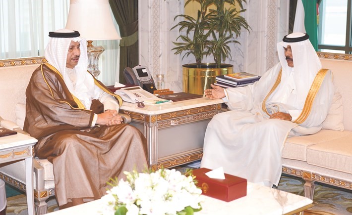 سمو نائب الأمير وولي العهد الشيخ نواف الأحمد مستقبلا سمو الشيخ جابر المبارك﻿