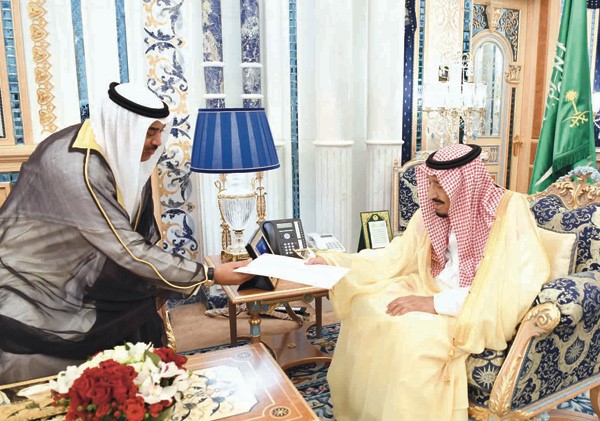 خادم الحرمين الشريفين الملك سلمان بن عبدالعزيز يتسلم رسالة صاحب السمو الامير الشيخ صباح الاحمد من الشيخ صباح الخالد