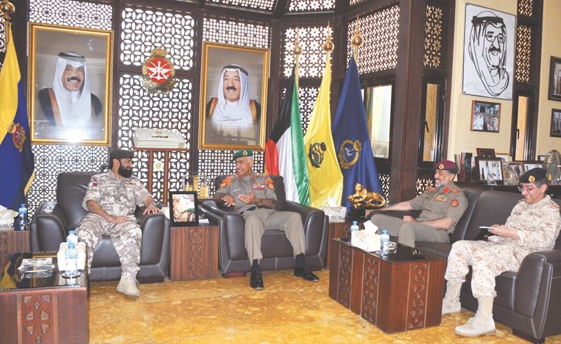 الفريق محمد الخضر خلال استقباله قائد قوات الدفاع الجوي القطري اللواء ركن طيار حمد النابت﻿