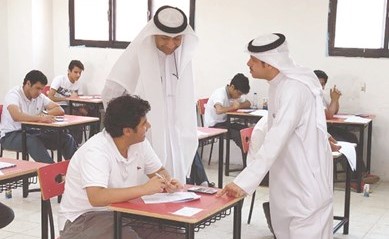 جاسم بوحمد خلال جولته أمس في المدارس ﻿