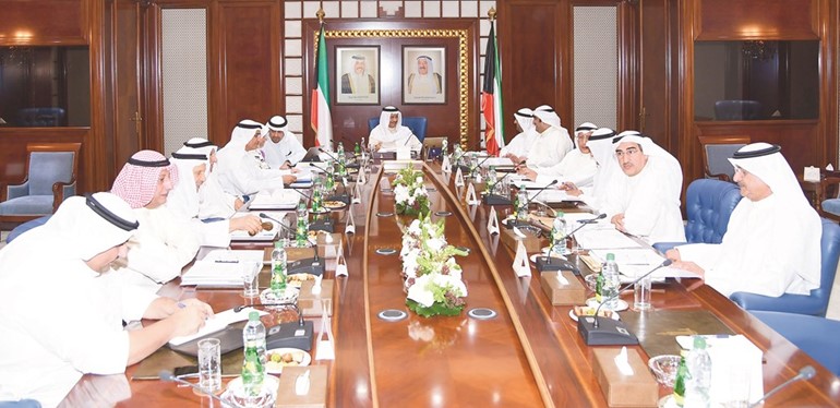 سمو رئيس الوزراء الشيخ جابر المبارك مترئسا اجتماع المجلس الأعلى للبترول ﻿