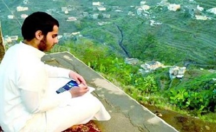 صورة ساحرة لطالب يذاكر دروسه أعلى قمم الجبال في السعودية