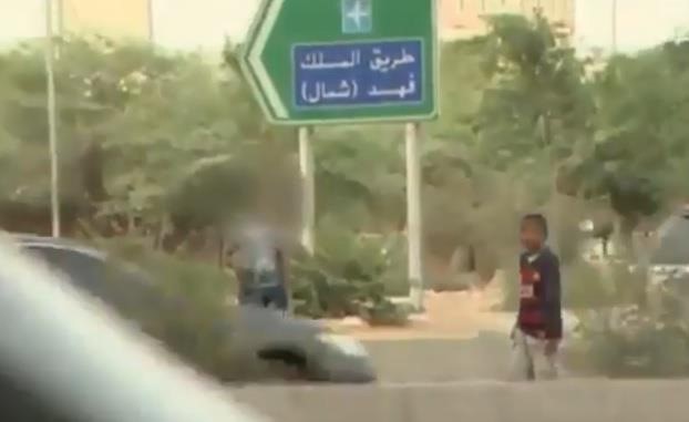 بالفيديو.. مشرف على متسولين يتحدى التصوير خلال تقرير تلفزيوني: "صوّر.. ولا انت ولا عشرة أمثالك يحركني"