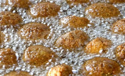 بالفيديو.. دبلوماسي أمريكي "يقلي فلافل" في عمان