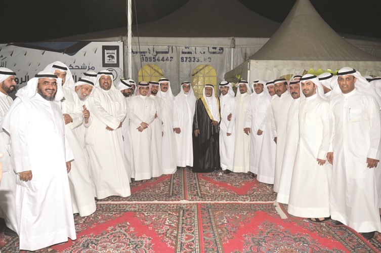 عبدالله الرومي متوسطا مهنئيه ﻿