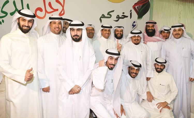 النائب عبدالله فهاد وأحمد العنزي يتوسطان عددا من المهنئين خلال الحفل	 (محمد هاشم) ﻿