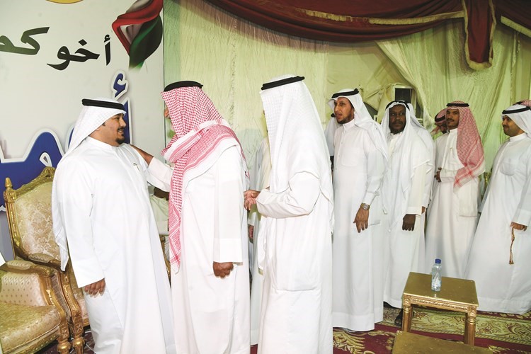 أحمد العنزي مستقبلا المهنئين ﻿