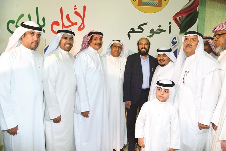 د.عياد العنزي ود.منصور العرف مع عدد من المهنئين ﻿
