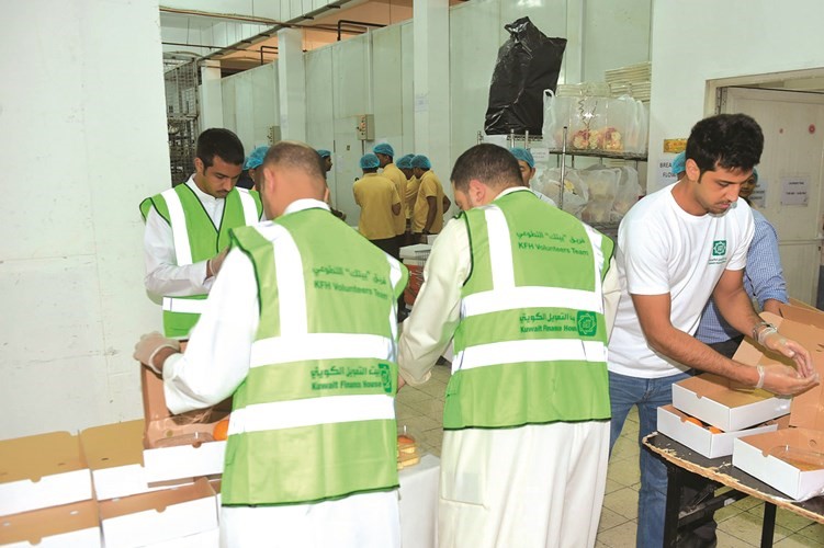 مشاركة من متطوعي بيتك بإعداد وجبات الإفطار﻿