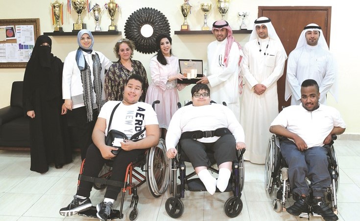 درع تكريمية ولقطة تذكارية خلال زيارة المدرسة﻿