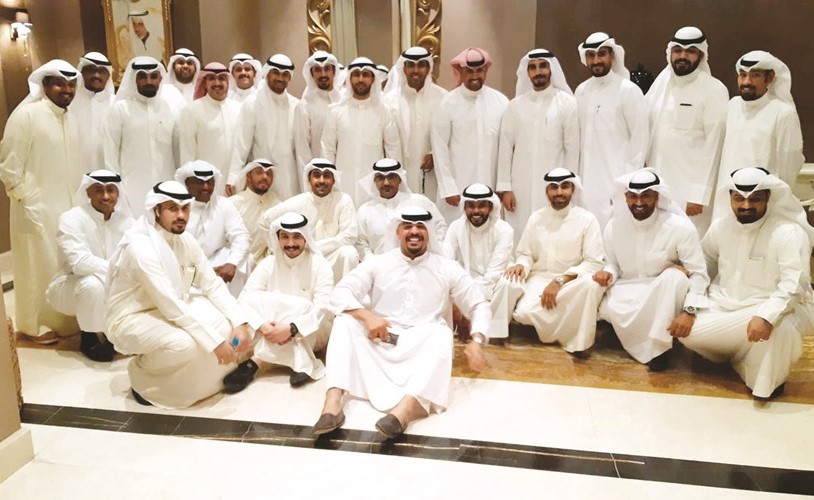 محمد جاسم الخرافي متوسطا عددا من الحضور في حفل العشاء﻿