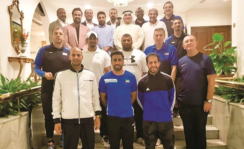 لقطة جماعية لمنتخب ألعاب القوى مع السفير سعد العسعوسي	 (كونا)﻿