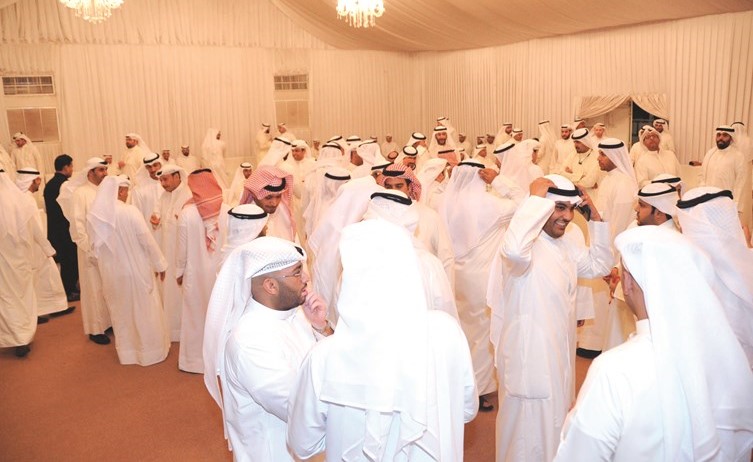 جموع من أهالي الدائرة الثانية يباركون ﻿