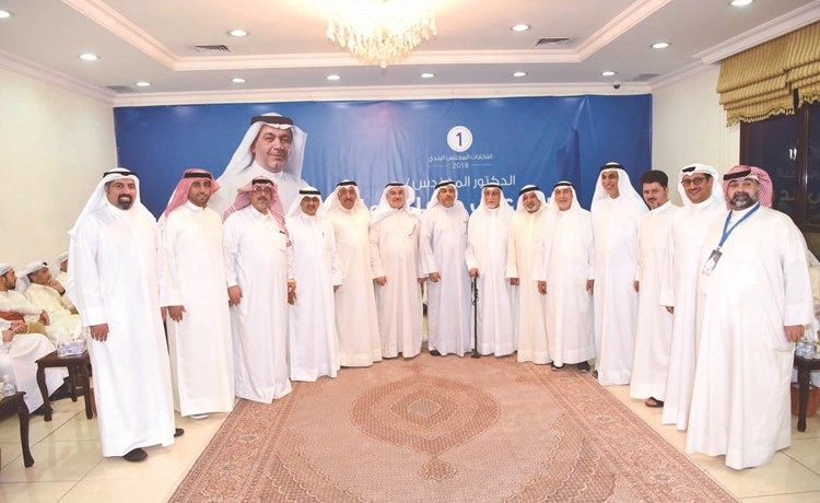 النائب خليل الصالح ود.حسن كمال يتوسطان المهنئين خلال حفل الاستقبال	(محمد هنداوي) ﻿