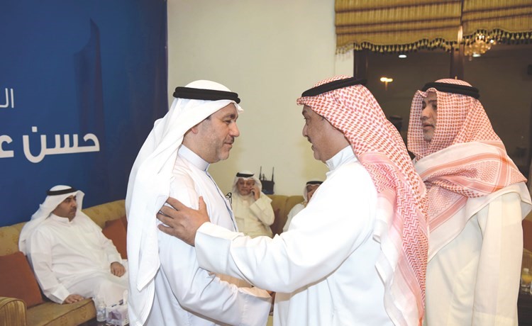 د.حسن كمال مصافحا مهنئيه ﻿