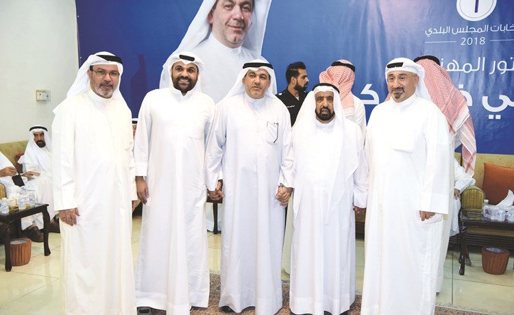 د. كمال متوسطا عددا من الحضور﻿