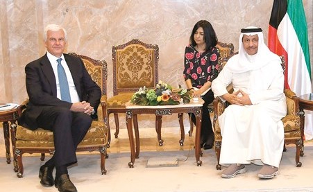 سمو رئيس مجلس الوزراء الشيخ جابر المبارك خلال لقائه اليساندرو بروفومو﻿