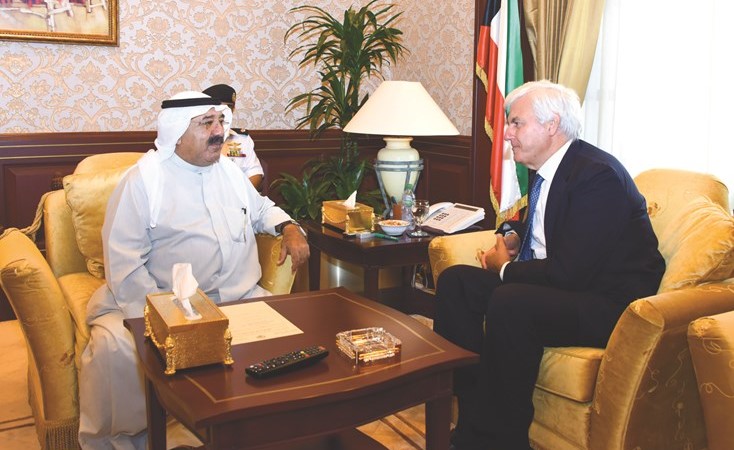 الشيخ ناصر صباح الأحمد مستقبلا الرئيس التنفيذي لشركة ليوناردو فينميكانيكا اليساندرو بروفومو﻿