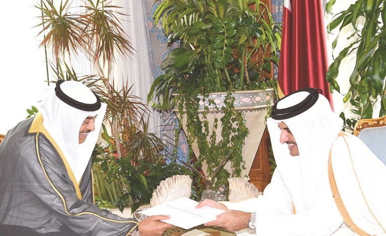 صاحب السمو الشيخ تميم بن حمد يتسلم رسالة صاحب السمو الأمير من مبعوث الأمير﻿