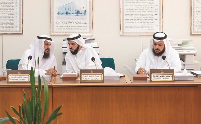 د. جمعان الحربش ود.عادل الدمخي ومحمد هايف خلال اجتماع لجنة حقوق الإنسان﻿