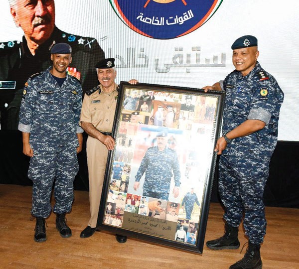 الفريق الدوسري يتسلم هدية تذكارية تظهر مراحل تدرجه في المؤسسة الأمنية
