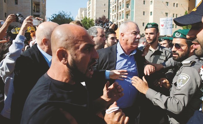 محمد بركة رئيس لجنة المتابعة العليا لعرب اسرائيل مشاركا في مظاهرات رفض نقل السفارة إلى القدس المحتلة			 (رويترز)﻿