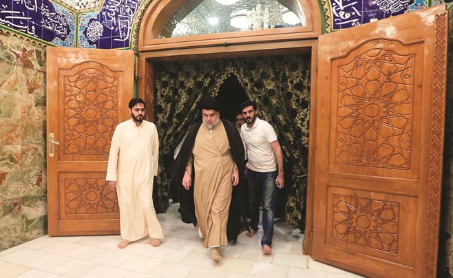 رجل الدين الشيعي العراقي مقتدى الصدر يزور قبر أبيه بعد إعلان نتائج الانتخابات الجزئية في النجف أمس	 (رويترز)﻿