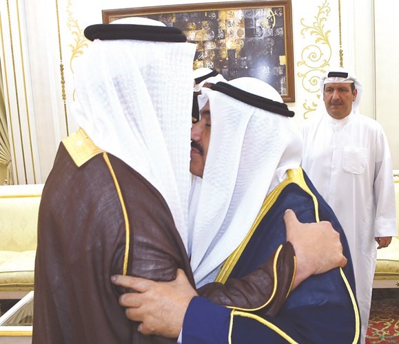 قبلة على رأس سمو الشيخ ناصر المحمد ﻿